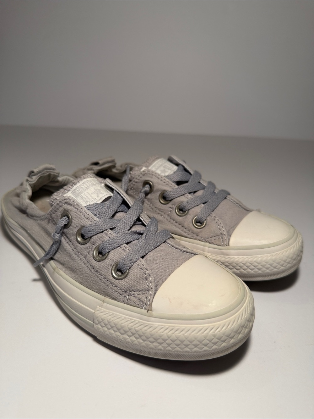 Converse Kids Low-Top Slip-On Sneakers in Light Gray and White